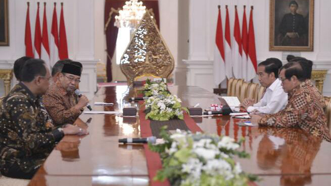 Pimpinan dan anggota BPK yang diketuai oleh Harry Azhar Azis diterima Presiden di Istana Merdeka, Jakarta, Senin (17/4). (Foto: Biro Pers Setpres)