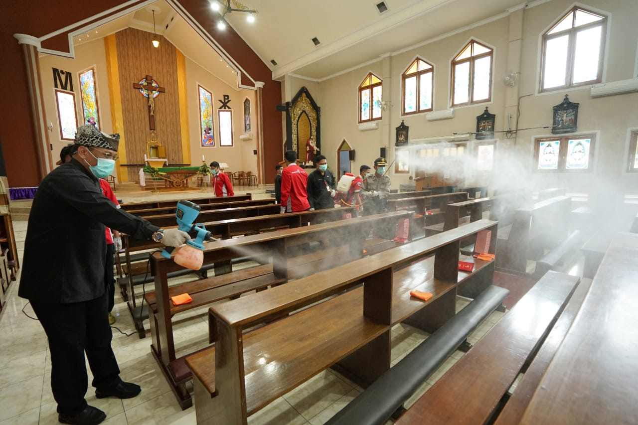 Penyemprotan disinfektan di Gereja Maria Ratu Damai, Banyuwangi. (Foto: Istimewa)