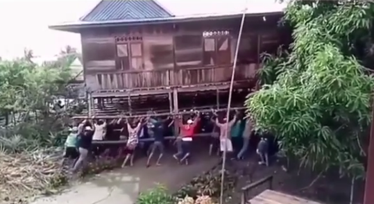 Viral, Video Tradisi Gotong Royong Pindah Rumah Suku Bugis