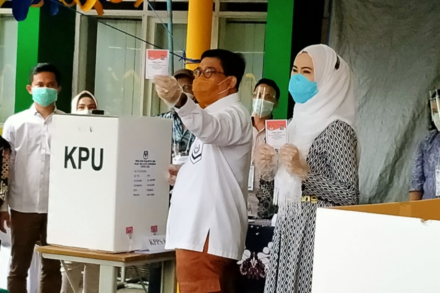Cawali Surabaya, Machfud Arifin beserta istri Lita Machfud Arifin ketika menggunakan hak pilihnya di TPS 25, Jalan WR Soepratman, Surabaya, Rabu 9 Desember 2020. (Foto: Fariz Yarbo/Ngopibareng.id)
