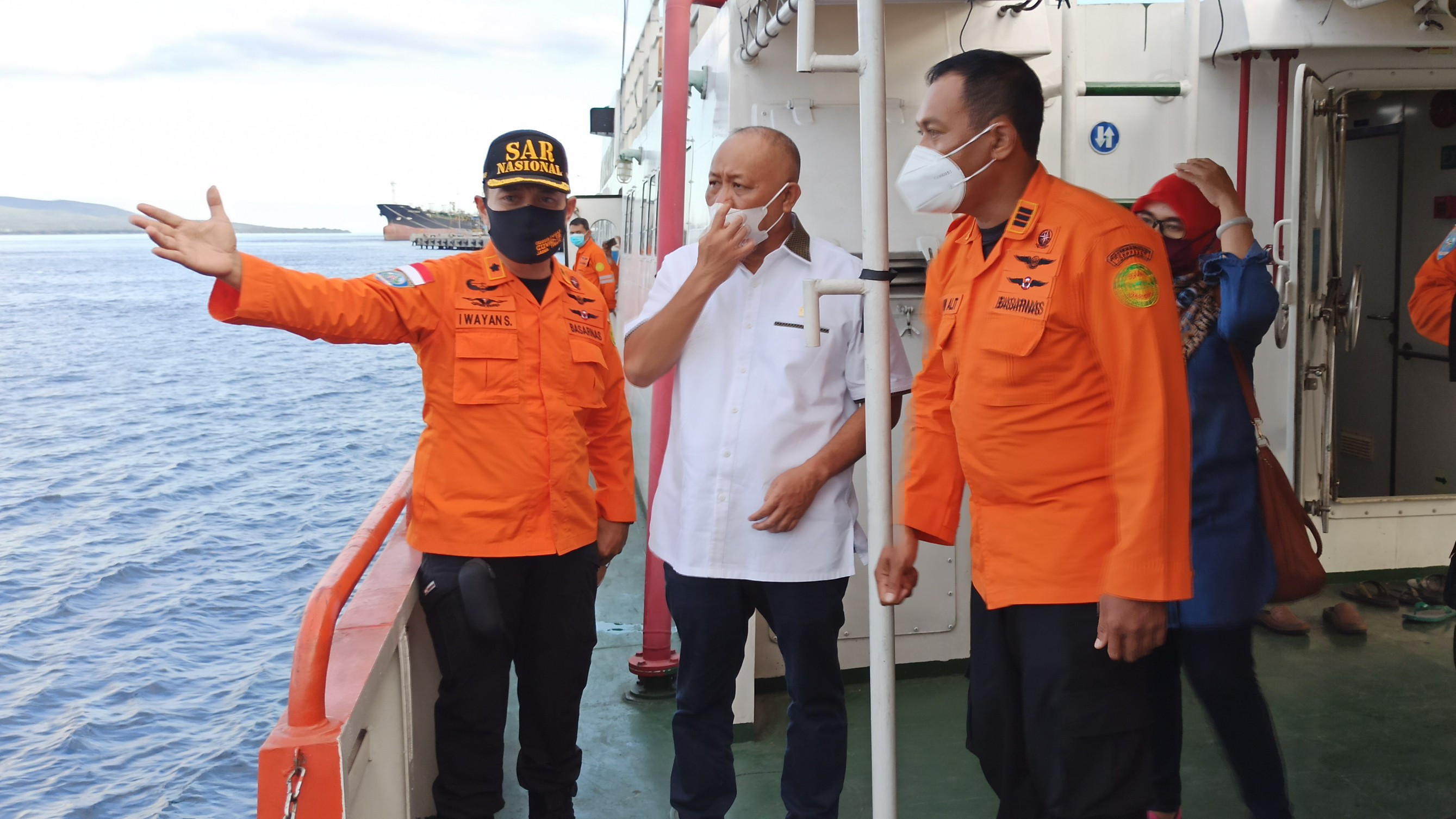 Anggota komisi V DPR RI, Sumail Abdullah berbincang dengan petugas Basarnas yang sedang berada di Pelabuhan Tanjungwangi, Banyuwangi (foto:Muh Hujaini/Ngopibareng.id)