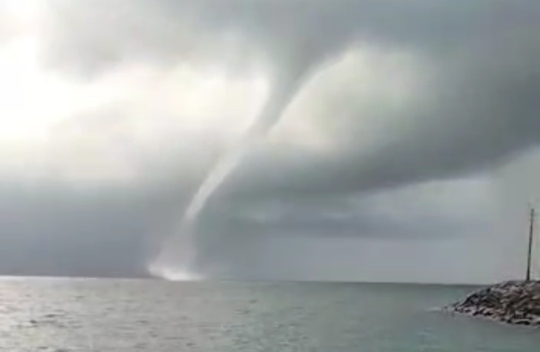 Tangkapan layar video fenomena waterspout yang tersebar di media sosial (Foto: istimewa)