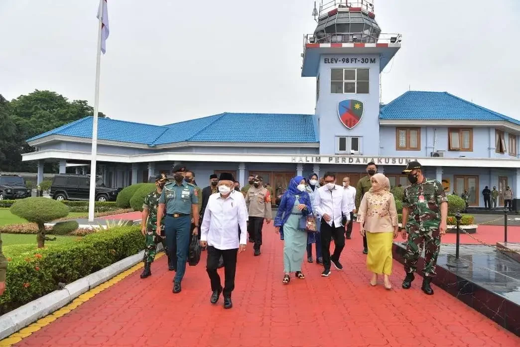 Wapres RI, Ma'ruf Amin beserta rombongan saat meninggalkan Lapangan Terbang Halim Perdana Kusuma untuk kunjungan kerja di Surabaya, Kamis 16 Desember 2021. (Foto: Istimewa)