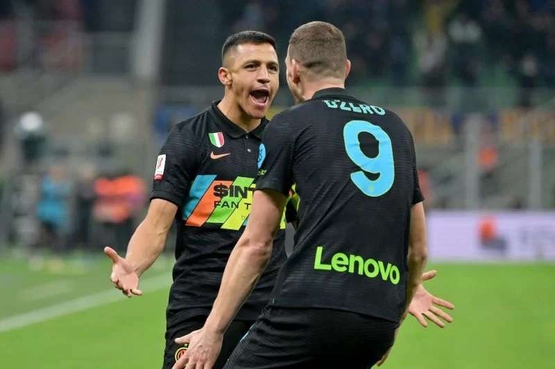 Alexis Sanchez dan Edin Dzeko mencetak gol kemenangan Inter atas AS Roma dalam perempat final Coppa Italia. (Foto: Reuters)