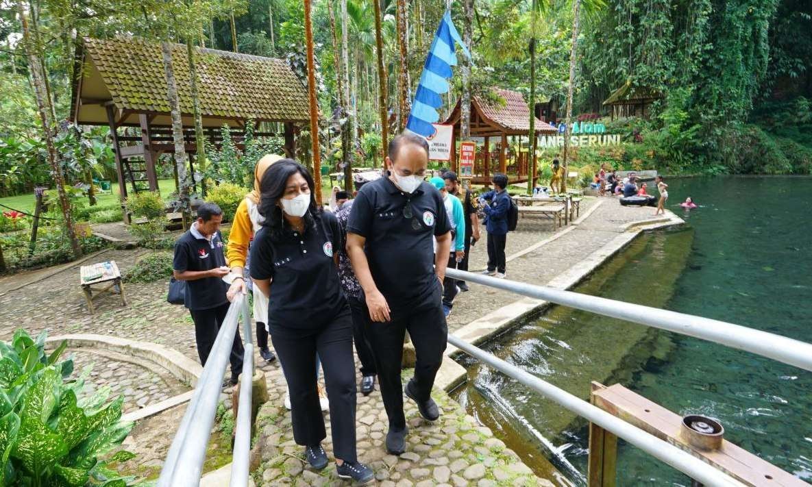 Wakil Menteri Desa, PDT dan Transmigrasi, Budi Arie Setiadi mengunjungi Wisata Sendang Seruni di Desa Wisata Tamansari, Kecamatan Licin, Banyuwangi, Jawa Timur. (Foto: Istimewa)