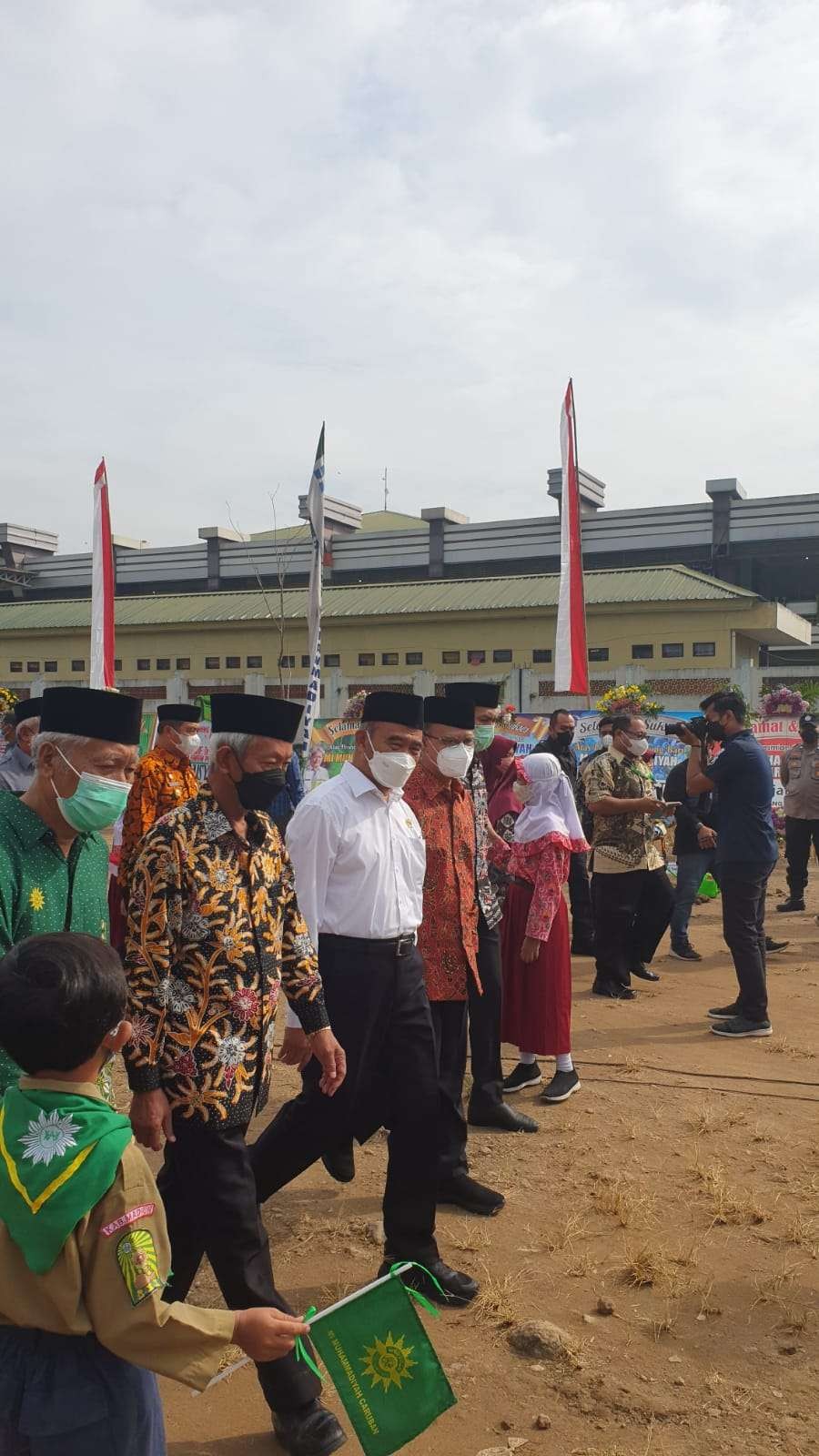Menko PMK Muhadjir Effendy saat menyaksikan pembangunan pendidikan Muhammadiyah di Caruban, Madiun. (Foto: Istimewa)