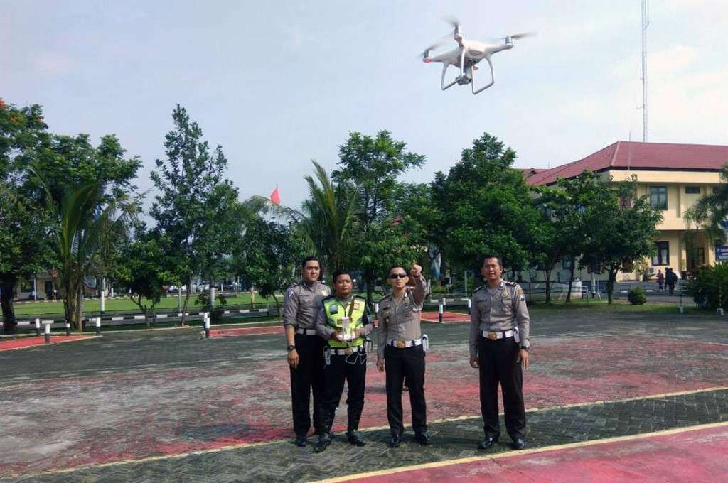 Anggota Satlantas Polres Mojokerto berlatih mengoperasikan drone. (Foto: nusantara.medcom.id)