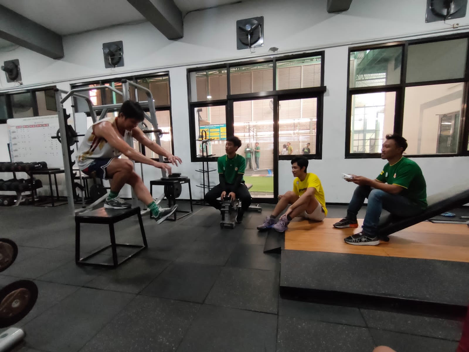Sejumlah atlet mengikuti tes fisik di Gedung KONI Jatim, Surabaya, Selasa 24 Januari 2023. (Foto: Fariz Yarbo/Ngopibareng.id)