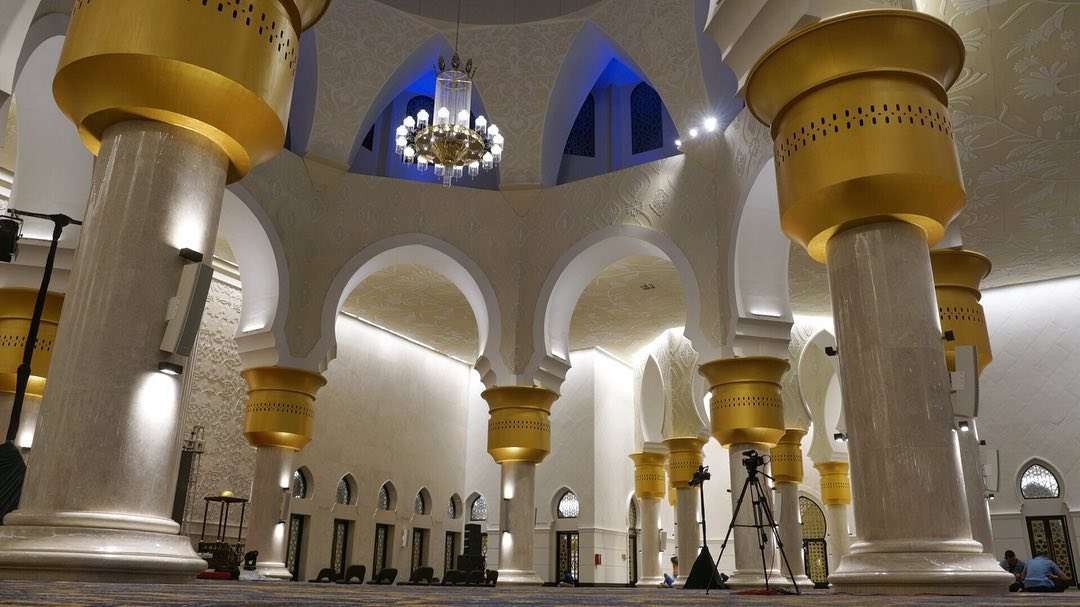 Keindahan ruang dalam Masjid Syaikh Zeyed, Solo. (Foto: dok/Ngopibareng.id)