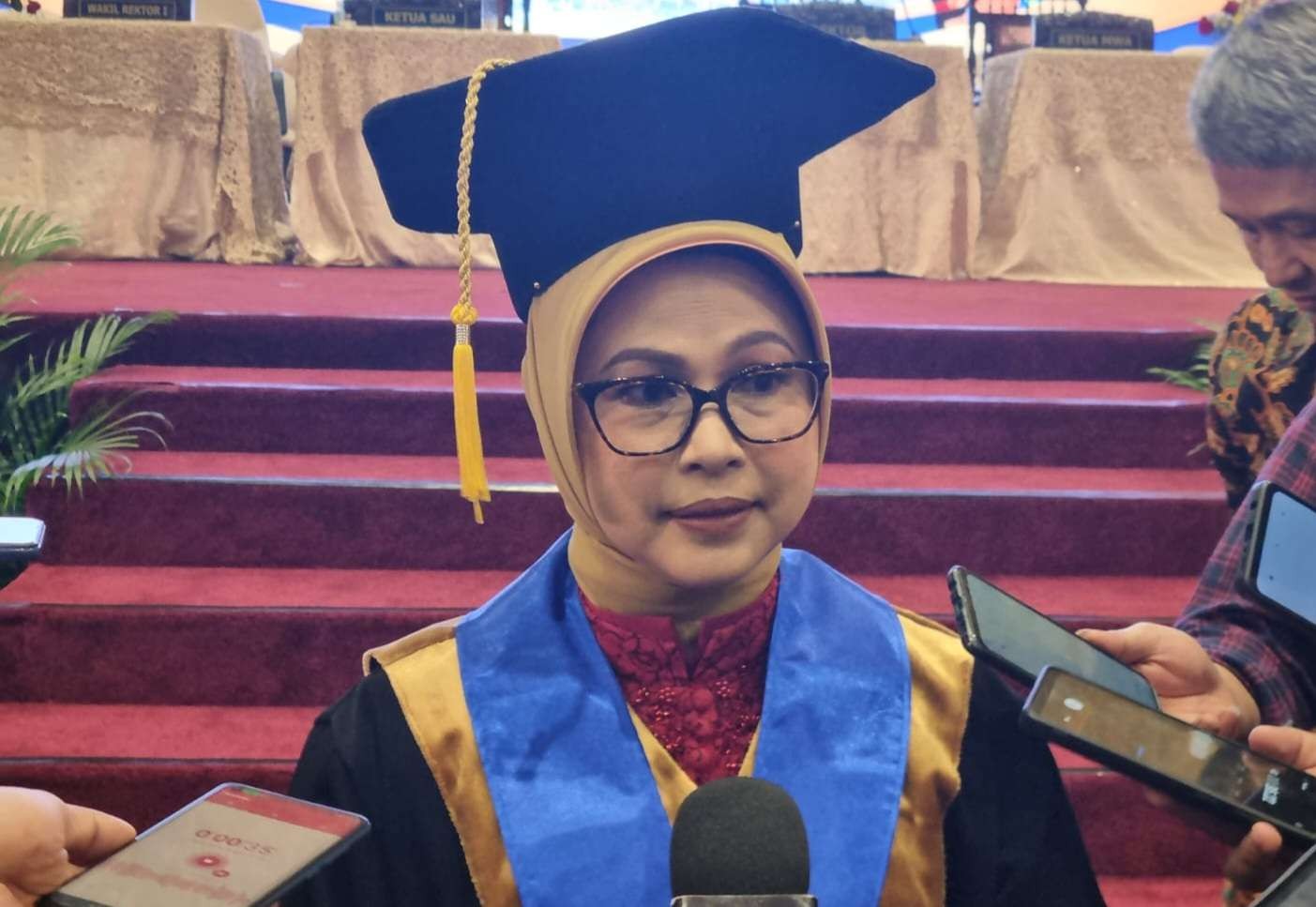 Siti Nur Azizah dikukuhkan sebagai Profesor UNESA. (Foto: Pita Sari/Ngopibareng.id)