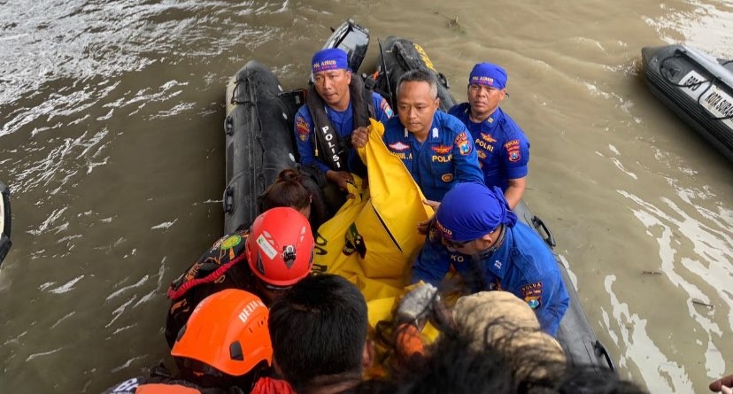 Petugas evakuasi korban perahu tenggelam di Jalan Raya Mastrip, Karangpilang (Foto: Andhi Dwi/Ngopibareng.id)