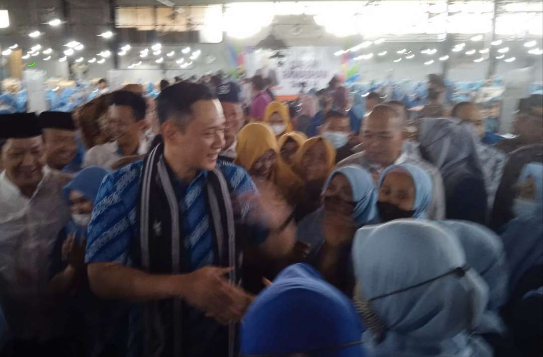Ketua Umum Partai Demokrat, Agus Harimurti Yudhoyono saat mengunjungi pekerja rokok di MPS KUD Tani Mulyo Lamongan (Foto : Imron Rosidi/Ngopibareng.id).
