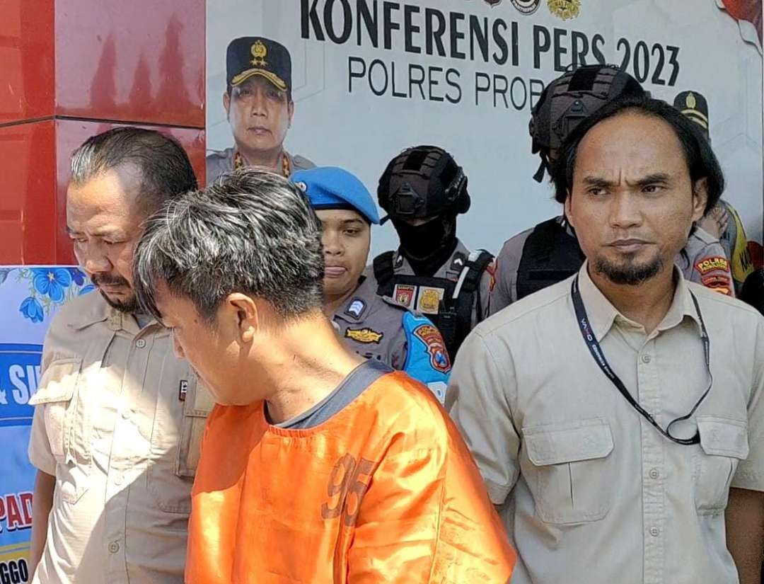 Sumrawi (baju tahanan oranye) otak pelaku pembakaran mobil milik Ketua LSM Siliwangi, Syaiful Bahri, akhirnya ditangkap polisi. (Foto: Ikhsan Mahmudi/Ngopibareng.id)