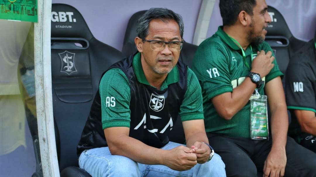 Pelatih Persebaya, Aji Santoso, meminta pemainnya all out jalani laga perdana Liga 1 2023/2024. (Foto: Fariz Yarbo/Ngopibareng.id)
