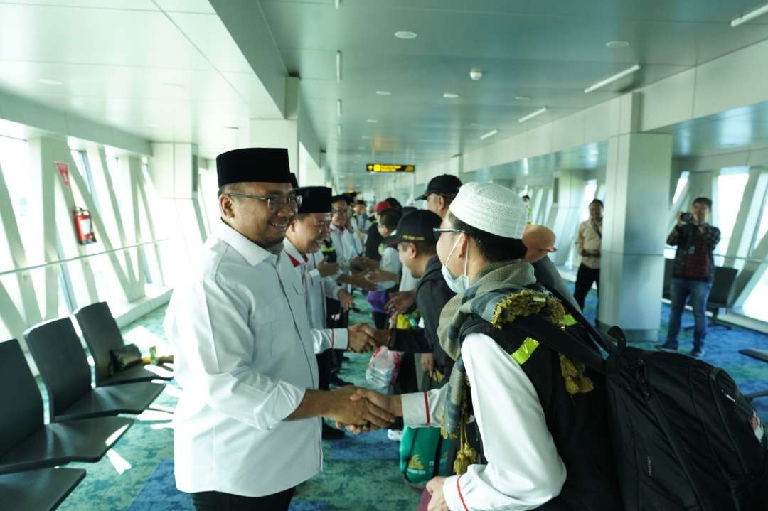 Menteri Agama menyambut kedatangan petugas haji di Bandara Soekarno Hatta, Jakarta. (Foto: Istimewa)