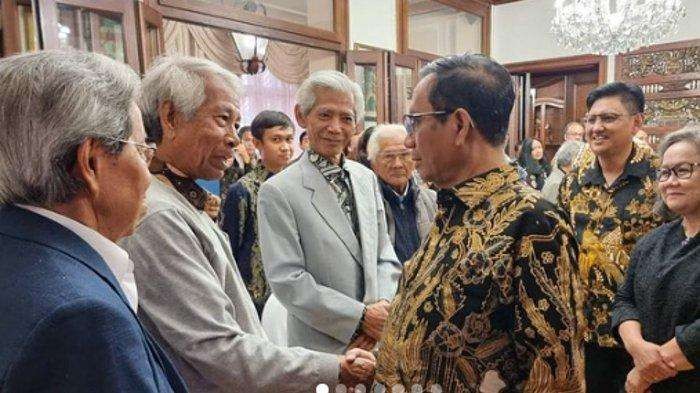 Menkopohukam Mahfud MD saat bertemu dengan eks-mahasiswa Indonesia yang jadi korban politik 1965 di Belanda. (Foto: kemenlu)