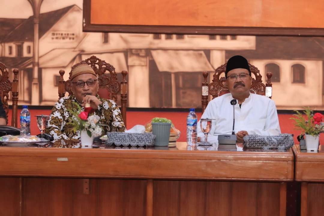 Walikota Pasuruan Gus Ipul bersama Gus Idris saat memberikan keterangan rencana Haul KH Hamid pada 25 September nanti. (Foto: Pemkot Pasuruan)