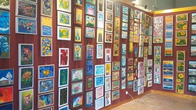 Bursa lukisan, pada Festival Seni Balai Pemuda, yang berlangsung 6 - 15 Oktober 2023, berbagai kesenian ditampilkan. (Foto:Ngopibareng.Id/bambang)