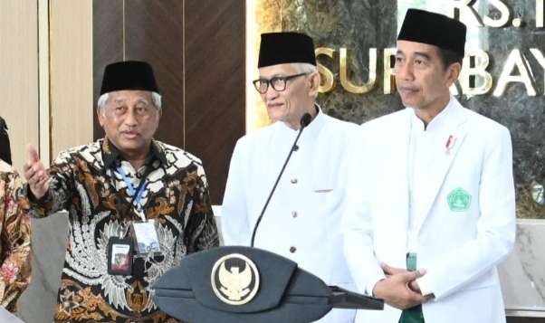 Presiden Jokowi didamping Rais Aam PBNU KH Miftahul Akhyar serta Ketua YRSI M Nuh, meresmikan Tower RSI Surabaya. (Foto: Setpres)