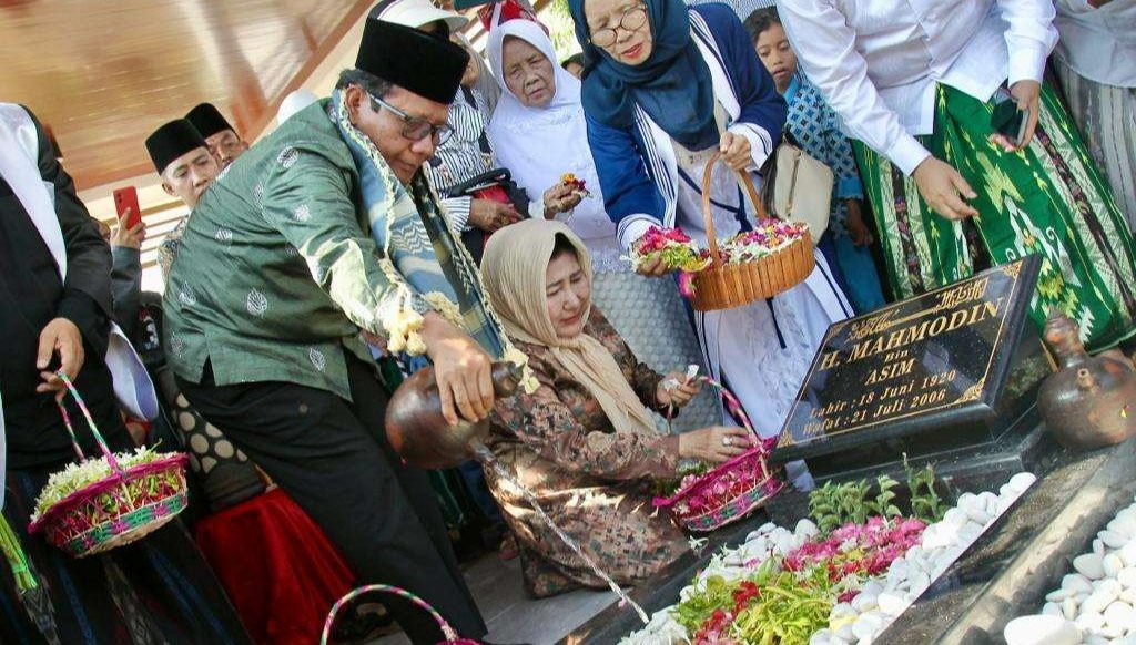 Menko Polhukam sekaligus Cawapres Mahfud MD pulang ke kampung halamannya dan nyekar di makam ayahandanya H. Mahmodin di Desa Plapak, Pamekasan, Madura, Jawa Timur, Sabtu 18 November 2023. (Foto: Ridhwan Siregar)