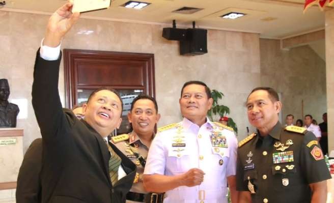 Ketua MPR Bambang Soesatyo berswafoto dengan Panglima TNI baru, Jendral Agus Subiyanto, dan mantan Panglima TNI Laksamana Yudo. (Foto: Istimewa)