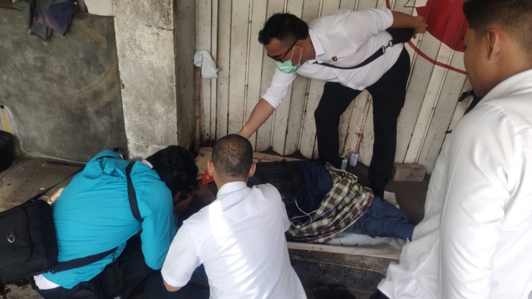 Olah TKP oleh kepolisian terhadap jasad pria tanpa identitas yang tewas (Foto: Polsek Sukun Polresta Malang Kota)