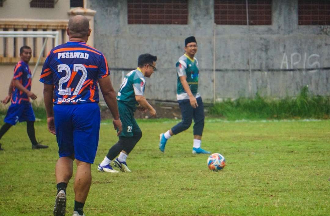 Cak Imin saat laga persahabatan melawan tim legend Persebaya (Foto: Aini/Ngopibareng.id)