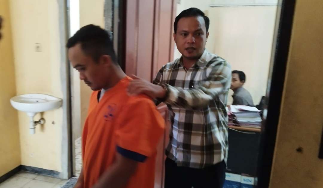 Tersangka pencurian kini diamankan di Polsek Banyuwangi. (Foto: Muh Hujaini/Ngopibareng.id)