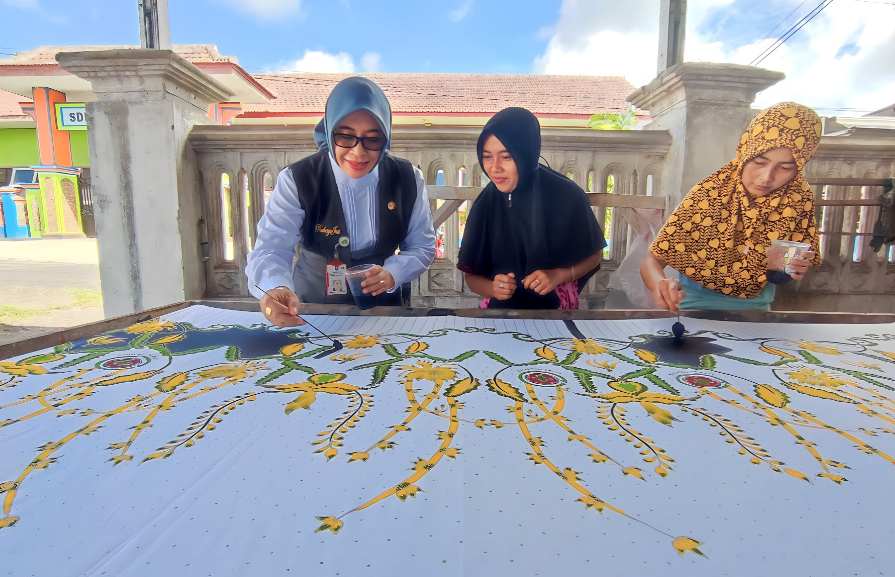 Pj. Ketua Dewan Kerajinan Nasional Daerah (Dekranasda) Kabupaten Lumajang, Rahayu Agus Triyono mengapresiasi perajin batik khas Lumajang. (Foto: Kominfo Lumajang)