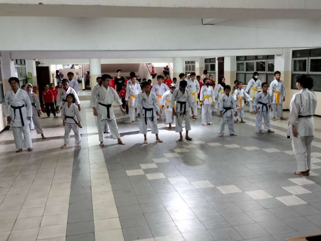 Perguruan Karate INKAI (Institut Karate-Do Indonesia) Cabang Surabaya terus bergerak mengembangkan sayapnya dengan bekerjasama SMA 17 Agustus. (Foto: Istimewa)