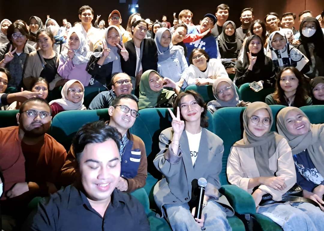 Sheila Dara Aisha (tengah) saat berfoto bersama penonton di Surabaya usai nobar Jatuh Cinta Seperti di Film-Film. (Foto: Pita Sari/Ngopibareng.id)