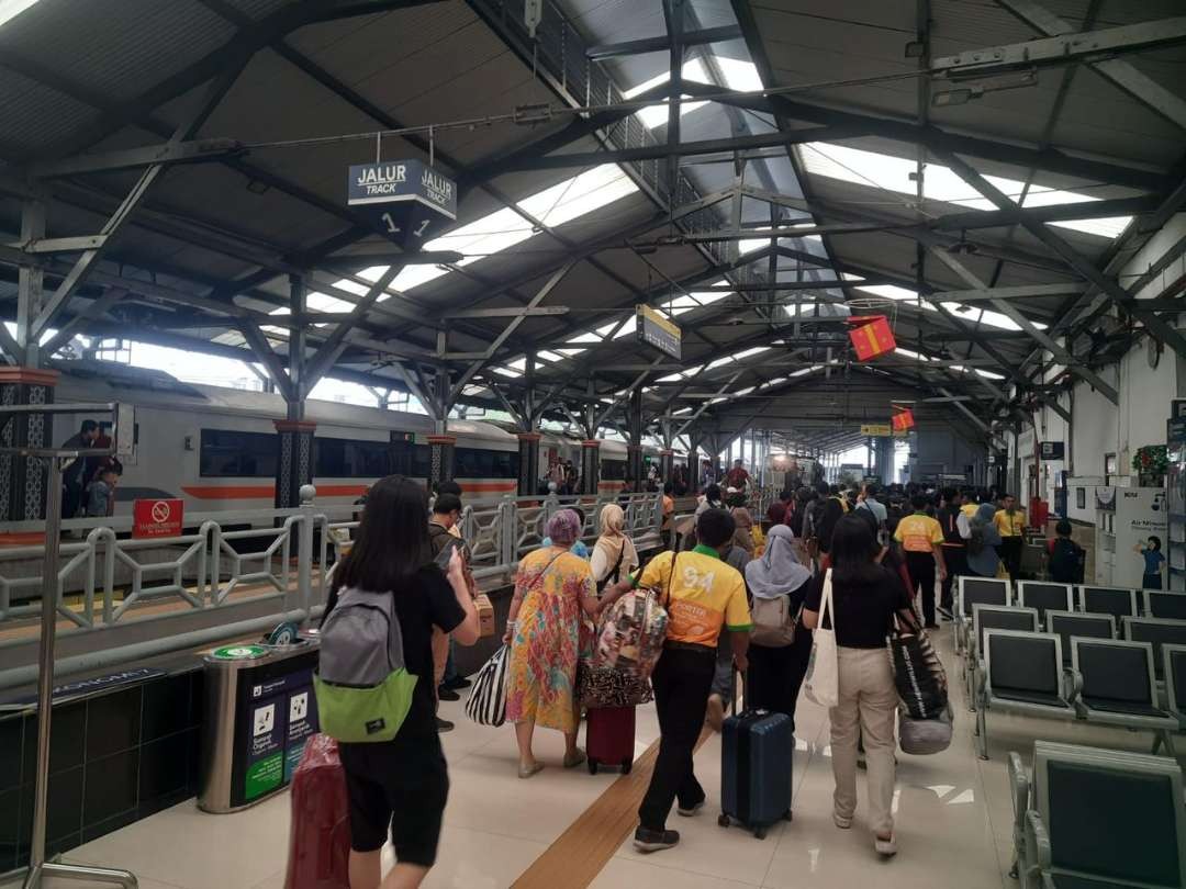 Suasana stasiun Gubeng Surabaya ketika pelanggan akan masuk ke KA. (Foto: KAI Daop 8)