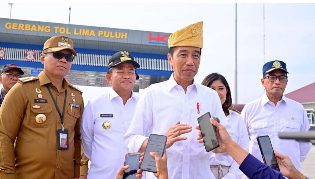 Presiden Jokowi menyampaikan keterangan pers terkait dirinya tidak akan kampanye, saat di Gerbang Tol Limapuluh, Kabupaten Batubara, Provinsi Sumatra Utara, pada Rabu, 7 Februari 2024. (Foto: BPMI Setpres/ Muchlis Jr)