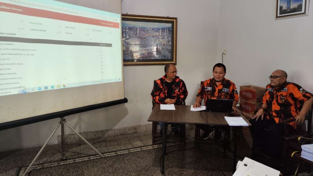 Ketua Harian MPW PP Jatim, Adik Dwi Putranto (kiri) memaparkan temuan penggelembungan suara calon DPD RI. (Foto: Fariz Yarbo/Ngopibareng.id)