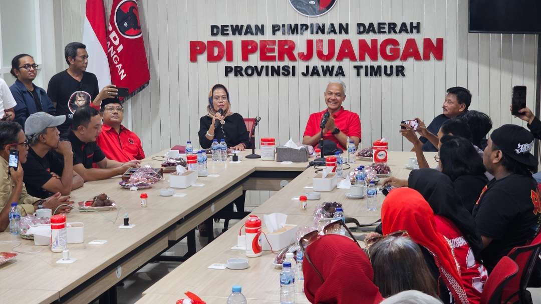 Wakil Ketua DPD PDIP Jatim Sri Untari Bisowarno, bersanding dengan Calon Presiden Ganjar Pranowo, saat kunjungannya ke kantor DPD PDIP Jatim. (Foto: Humas DPD PDIP Jatim)