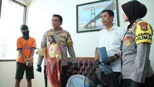 Kapolres Bangkalan AKBP Febri Isman Jaya, menunjukan barang bukti berupa patung Bunda Maria yang dicuri. (Foto: dok. Polres Bangkalan)