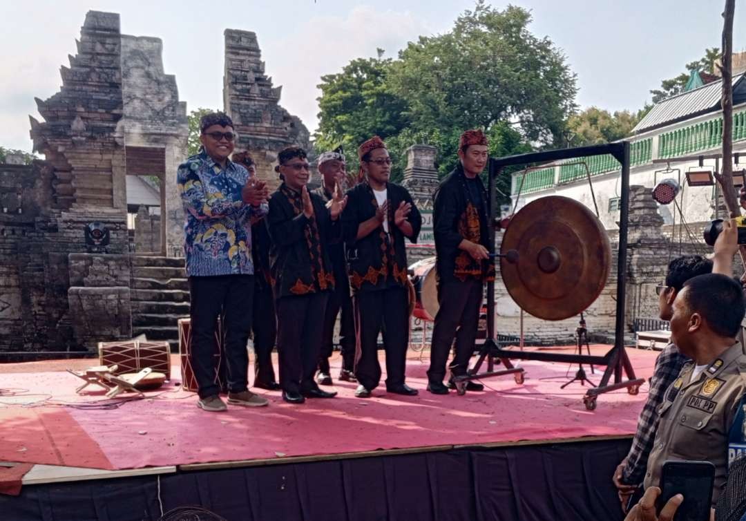 Bupati Lamongan Yuhronur Efendi menabuh gong sebagai tanda pembukaan Festival Ruwahan Sendangduwur Kecamatan Paciran. (Foto: Imron Rosidi/Ngopibareng.id)