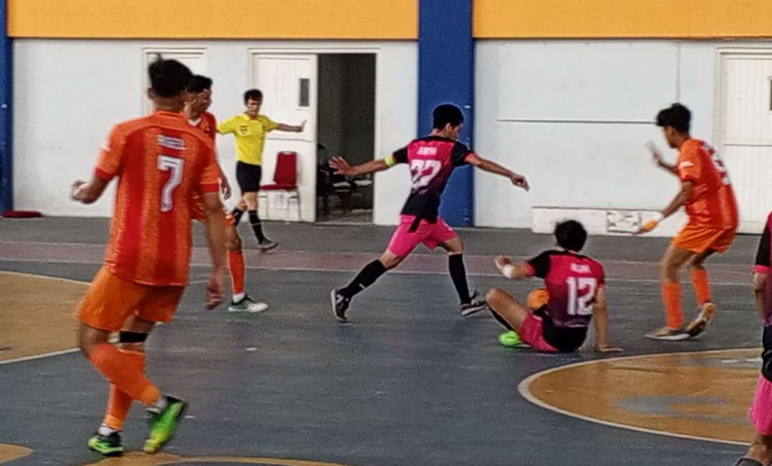Laga turnamen futsal tuli antara Lamongan Vs Bojonegoro (Foto: Imron Rosidi/ngopibareng.id)