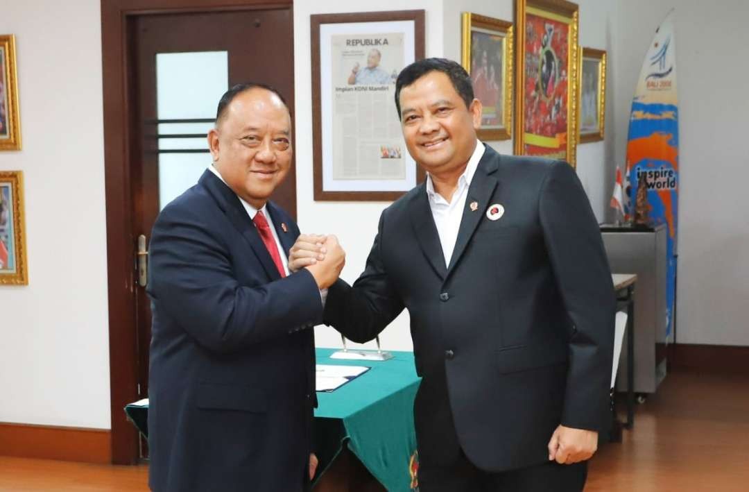Ketua KONI Pusat Marciano Norman bersama ketua PB PBI masa bakti 2024-2028, Marsda TNI Purn Agus Muhammad Bahron. (Foto: KONI Pusat)