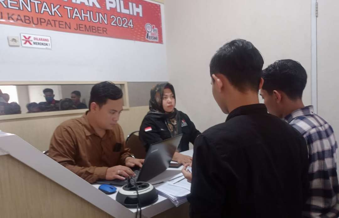 Tim Pemenangan Achmad Sugiyono, Caleg DPRD Jember dari Golkar, saat menyampaikan laporan ke Bawaslu Jember (Foto: Rusdi/Ngopibareng.id)