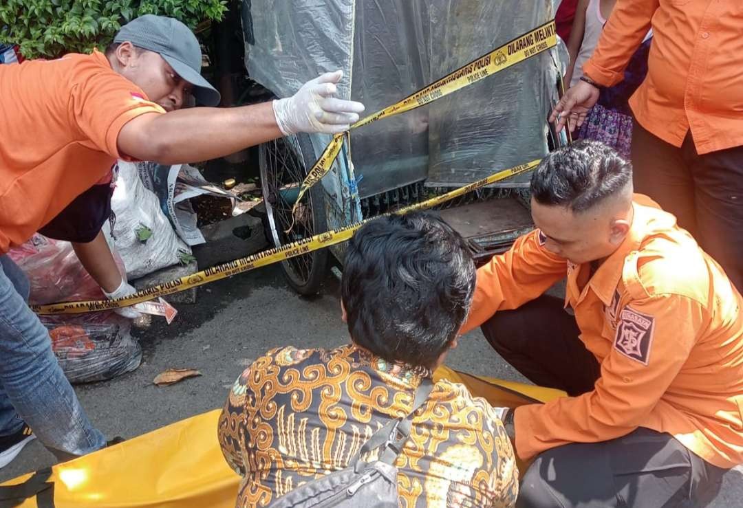 Penemuan mayat bayi diperkiran berusia 2 hari ditemukan warga Dukuh Kupang. (Foto: Dok BPBD Kota Surabaya)