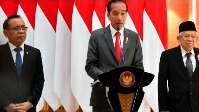 Presiden Jokowi didampingi Wapres KH Ma'ruf Amin dan Mensesneg Pratikno. (Foto: Setpres)