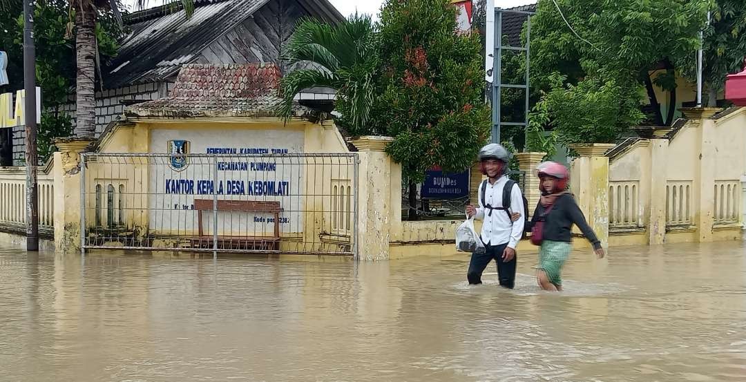 Kantor Kepala Desa Kebomlati, Kecamatan Plumpang terendam banjir setinggi lutut orang dewasa. (Khoirul Huda/Ngopibareng.id)