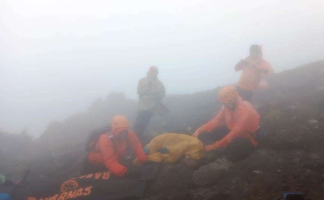 Tim SAR gabungan mengevakuasi jenazah yang ditemukan di Gunung Agung. (Foto: Basarnas Bali)