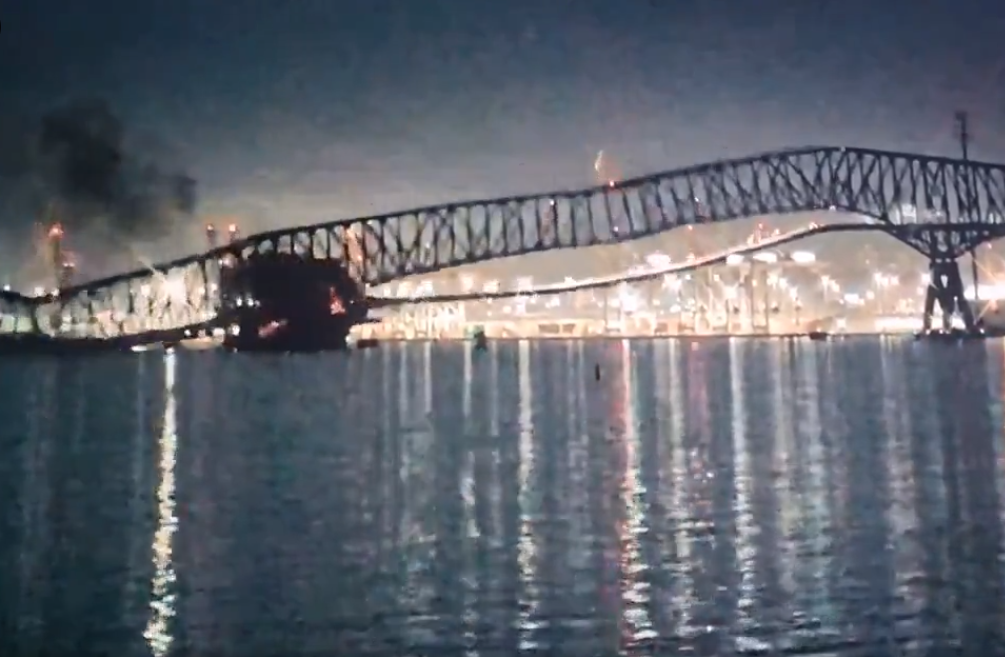 Jembatan Francis Scott Key Bridge di Baltimore Amerika Serikat, ambruk setelah salah satu tiang pancangnya ditabrak kapal kargo, Selasa 26 Maret 2024. (Foto: Twitter)