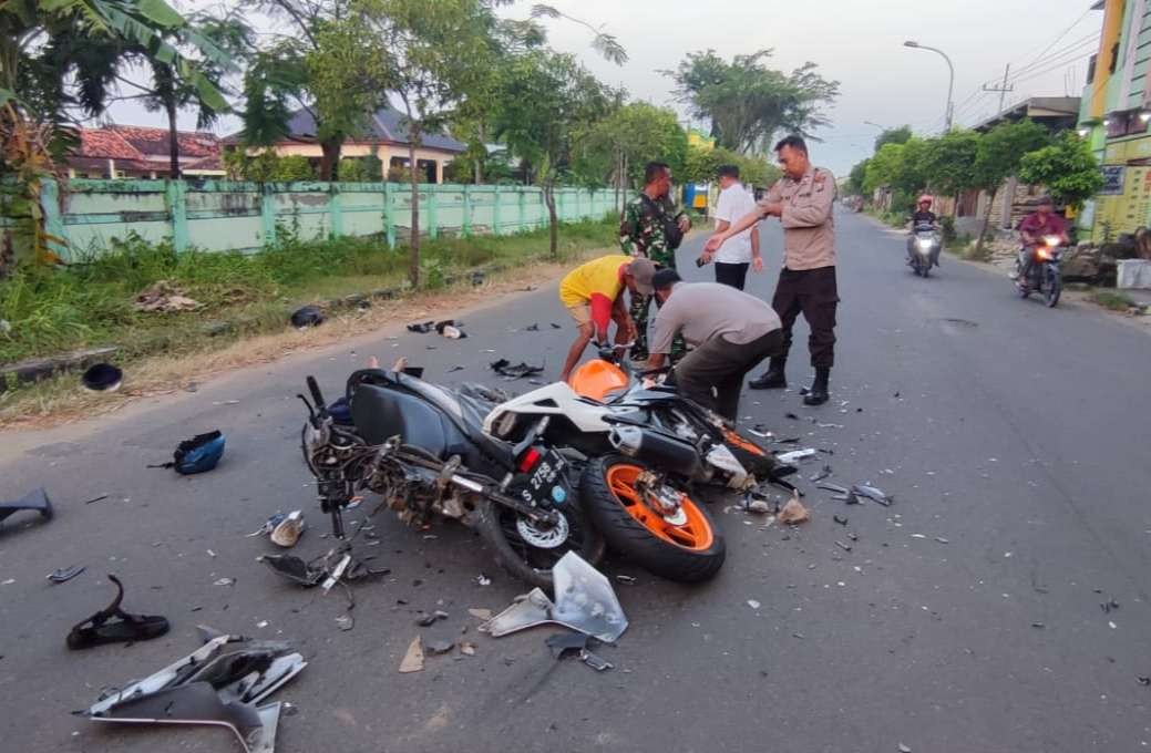 Petugas kepolisian mengevakuasi kendaraan yang terlibat kecelakaan lalu lintas. (Foto: Dok Polres Tuban)