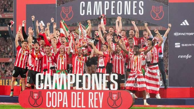 Para pemain Atheltic Bilbao merayakan gelar juara yang mereka raih usai mengalahkan Real Mallorca di final Copa del Rey 2023-2024, Minggu 7 April 2024 dini hari WIB