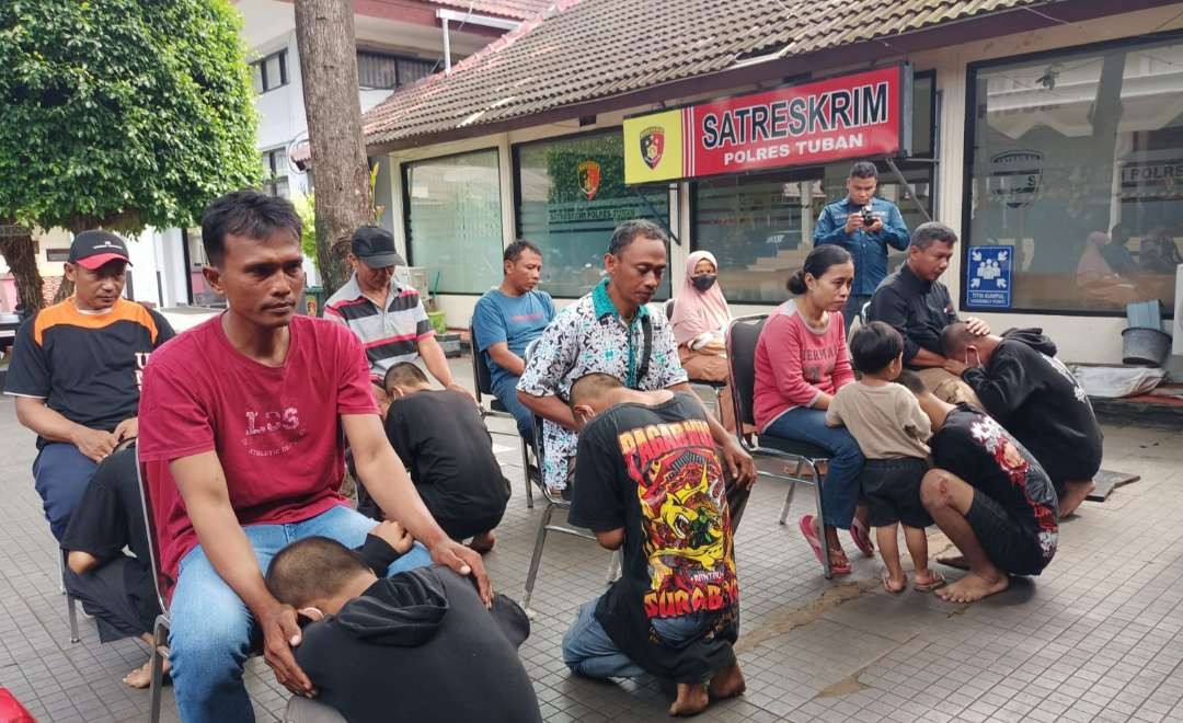 Orang tua dari 10 remaja yang diamankan sengaja didatangkan ke Mapolres Tubang, Jawa Timur, untuk menjemput anak-anaknya. (Foto: Khoirul Huda/Ngopibareng.id)