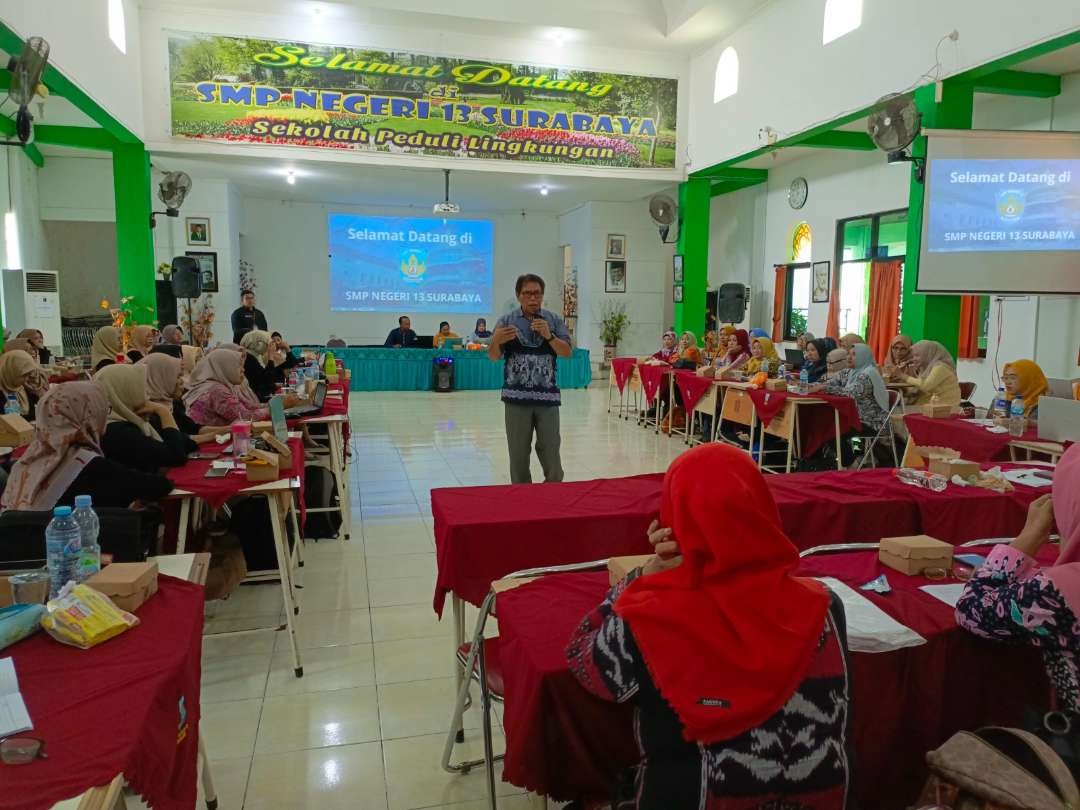 Proses pembekalan para guru kelas 1 Sekolah Dasar oleh Dinas Pendidikan Kota Surabaya, dalam menyongsong penerimaan siswa inklusi pada PPDB 2024. (Foto: Humas Pemkot Surabaya)