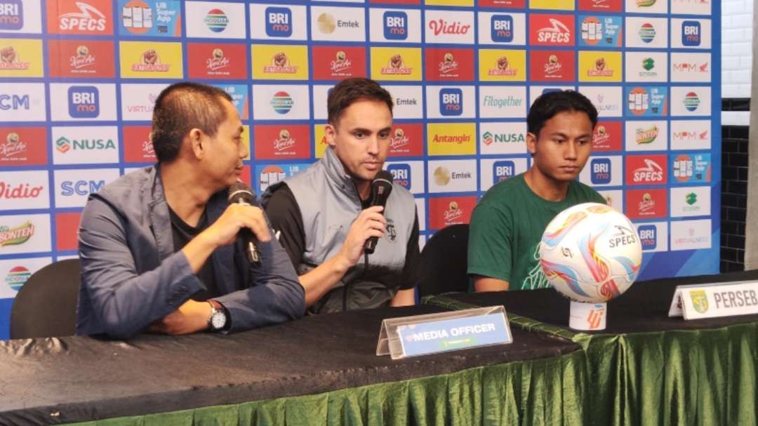 Pelatih Persebaya, Paul Munster (tengah) menyatakan timnya siap hadapi Bali United. (Foto: Fariz Yarbo/Ngopibareng.id)